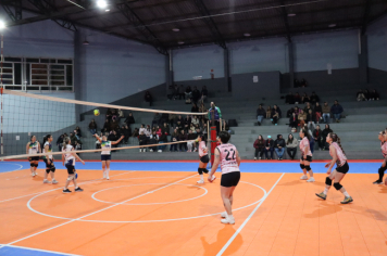 Foto - PREMIAÇÃO DO CAMPEONATO MUNICIPAL DE VÔLEI FEMININO