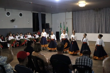 Foto - FORMAÇÃO DOS ALUNOS DE DANÇA GAÚCHA