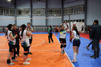 Foto - PREMIAÇÃO DO CAMPEONATO MUNICIPAL DE VÔLEI FEMININO