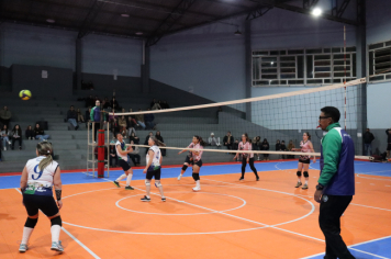 Foto - PREMIAÇÃO DO CAMPEONATO MUNICIPAL DE VÔLEI FEMININO