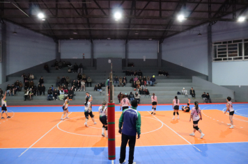 Foto - PREMIAÇÃO DO CAMPEONATO MUNICIPAL DE VÔLEI FEMININO