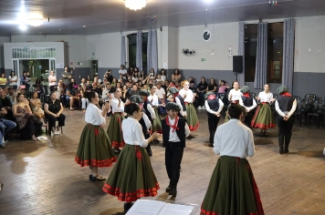 Foto - FORMAÇÃO DOS ALUNOS DE DANÇA GAÚCHA