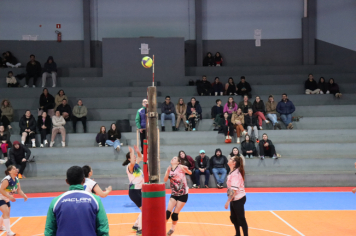 Foto - PREMIAÇÃO DO CAMPEONATO MUNICIPAL DE VÔLEI FEMININO