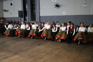 Foto - FORMAÇÃO DOS ALUNOS DE DANÇA GAÚCHA