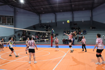 Foto - PREMIAÇÃO DO CAMPEONATO MUNICIPAL DE VÔLEI FEMININO