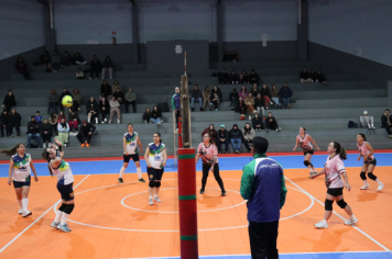 Foto - PREMIAÇÃO DO CAMPEONATO MUNICIPAL DE VÔLEI FEMININO