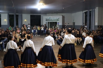 Foto - FORMAÇÃO DOS ALUNOS DE DANÇA GAÚCHA