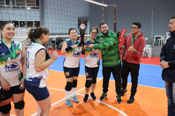 Foto - PREMIAÇÃO DO CAMPEONATO MUNICIPAL DE VÔLEI FEMININO