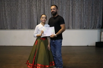Foto - FORMAÇÃO DOS ALUNOS DE DANÇA GAÚCHA