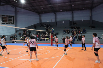 Foto - PREMIAÇÃO DO CAMPEONATO MUNICIPAL DE VÔLEI FEMININO