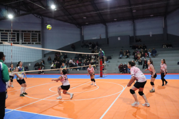 Foto - PREMIAÇÃO DO CAMPEONATO MUNICIPAL DE VÔLEI FEMININO
