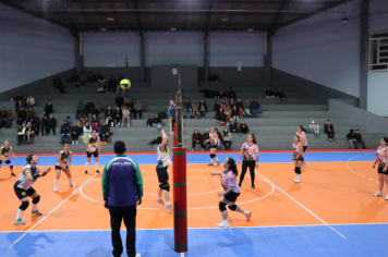 Foto - PREMIAÇÃO DO CAMPEONATO MUNICIPAL DE VÔLEI FEMININO