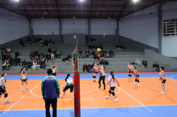Foto - PREMIAÇÃO DO CAMPEONATO MUNICIPAL DE VÔLEI FEMININO