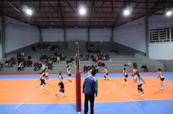 Foto - PREMIAÇÃO DO CAMPEONATO MUNICIPAL DE VÔLEI FEMININO