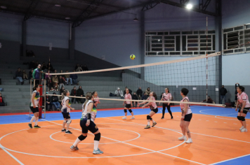 Foto - PREMIAÇÃO DO CAMPEONATO MUNICIPAL DE VÔLEI FEMININO