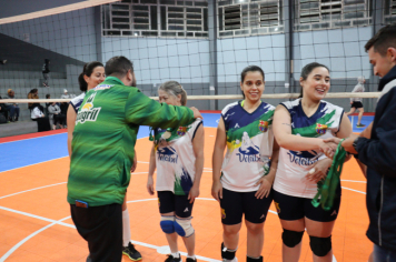 Foto - PREMIAÇÃO DO CAMPEONATO MUNICIPAL DE VÔLEI FEMININO