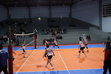 Foto - PREMIAÇÃO DO CAMPEONATO MUNICIPAL DE VÔLEI FEMININO