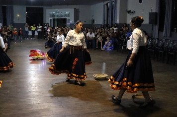 Foto - FORMAÇÃO DOS ALUNOS DE DANÇA GAÚCHA