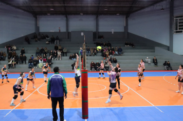 Foto - PREMIAÇÃO DO CAMPEONATO MUNICIPAL DE VÔLEI FEMININO