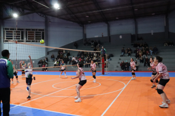 Foto - PREMIAÇÃO DO CAMPEONATO MUNICIPAL DE VÔLEI FEMININO
