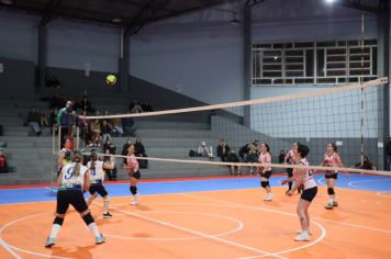 Foto - PREMIAÇÃO DO CAMPEONATO MUNICIPAL DE VÔLEI FEMININO