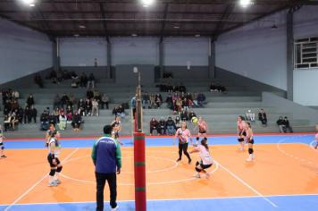 Foto - PREMIAÇÃO DO CAMPEONATO MUNICIPAL DE VÔLEI FEMININO