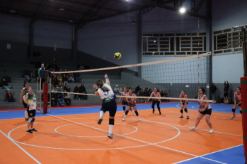 Foto - PREMIAÇÃO DO CAMPEONATO MUNICIPAL DE VÔLEI FEMININO
