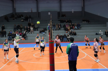 Foto - PREMIAÇÃO DO CAMPEONATO MUNICIPAL DE VÔLEI FEMININO