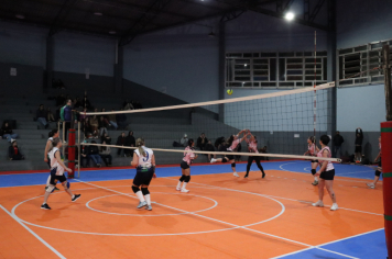 Foto - PREMIAÇÃO DO CAMPEONATO MUNICIPAL DE VÔLEI FEMININO