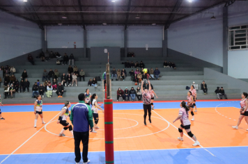 Foto - PREMIAÇÃO DO CAMPEONATO MUNICIPAL DE VÔLEI FEMININO