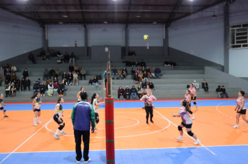 Foto - PREMIAÇÃO DO CAMPEONATO MUNICIPAL DE VÔLEI FEMININO