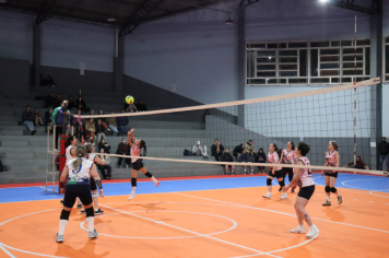 Foto - PREMIAÇÃO DO CAMPEONATO MUNICIPAL DE VÔLEI FEMININO