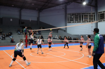Foto - PREMIAÇÃO DO CAMPEONATO MUNICIPAL DE VÔLEI FEMININO