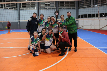 Foto - PREMIAÇÃO DO CAMPEONATO MUNICIPAL DE VÔLEI FEMININO