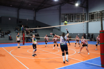 Foto - PREMIAÇÃO DO CAMPEONATO MUNICIPAL DE VÔLEI FEMININO