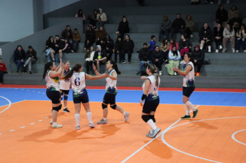 Foto - PREMIAÇÃO DO CAMPEONATO MUNICIPAL DE VÔLEI FEMININO