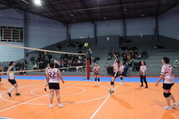 Foto - PREMIAÇÃO DO CAMPEONATO MUNICIPAL DE VÔLEI FEMININO