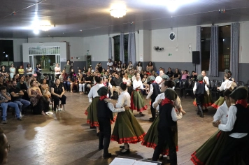 Foto - FORMAÇÃO DOS ALUNOS DE DANÇA GAÚCHA