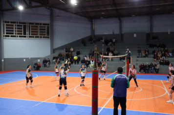 Foto - PREMIAÇÃO DO CAMPEONATO MUNICIPAL DE VÔLEI FEMININO