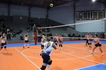 Foto - PREMIAÇÃO DO CAMPEONATO MUNICIPAL DE VÔLEI FEMININO