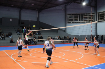 Foto - PREMIAÇÃO DO CAMPEONATO MUNICIPAL DE VÔLEI FEMININO
