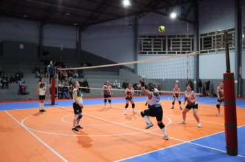 Foto - PREMIAÇÃO DO CAMPEONATO MUNICIPAL DE VÔLEI FEMININO