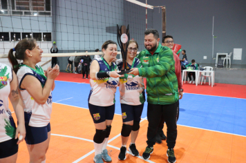 Foto - PREMIAÇÃO DO CAMPEONATO MUNICIPAL DE VÔLEI FEMININO