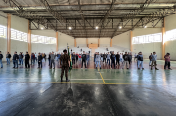 Jovens dispensados do Serviço Militar fizeram Juramento à Bandeira 