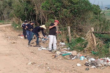 Prefeitura Municipal realiza a limpeza do lixo descartado incorretamente na área rural