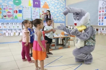 Prefeitura de Piraí do Sul inicia programação de Páscoa nas escolas com visita do coelho e entrega de ovos aos alunos