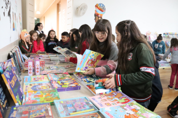 Feira Municipal do Livro reúne mais de 600 alunos em Piraí do Sul e incentiva a leitura desde a infância