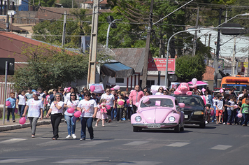 Passeata é realizada em Piraí do Sul para marcar início do Outubro Rosa