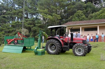 Prefeitura de Piraí do Sul entrega implementos agrícolas para associação de produtores