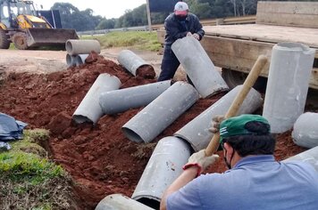 Prefeitura de Piraí coloca manilhas em rua no Jd. Primavera